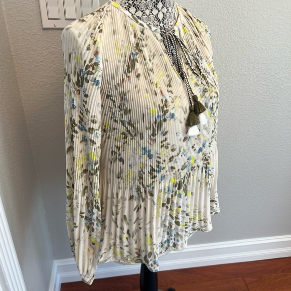 White House Black Market Pleated Tie Neck blouse size XXS - Picture 8 of 13